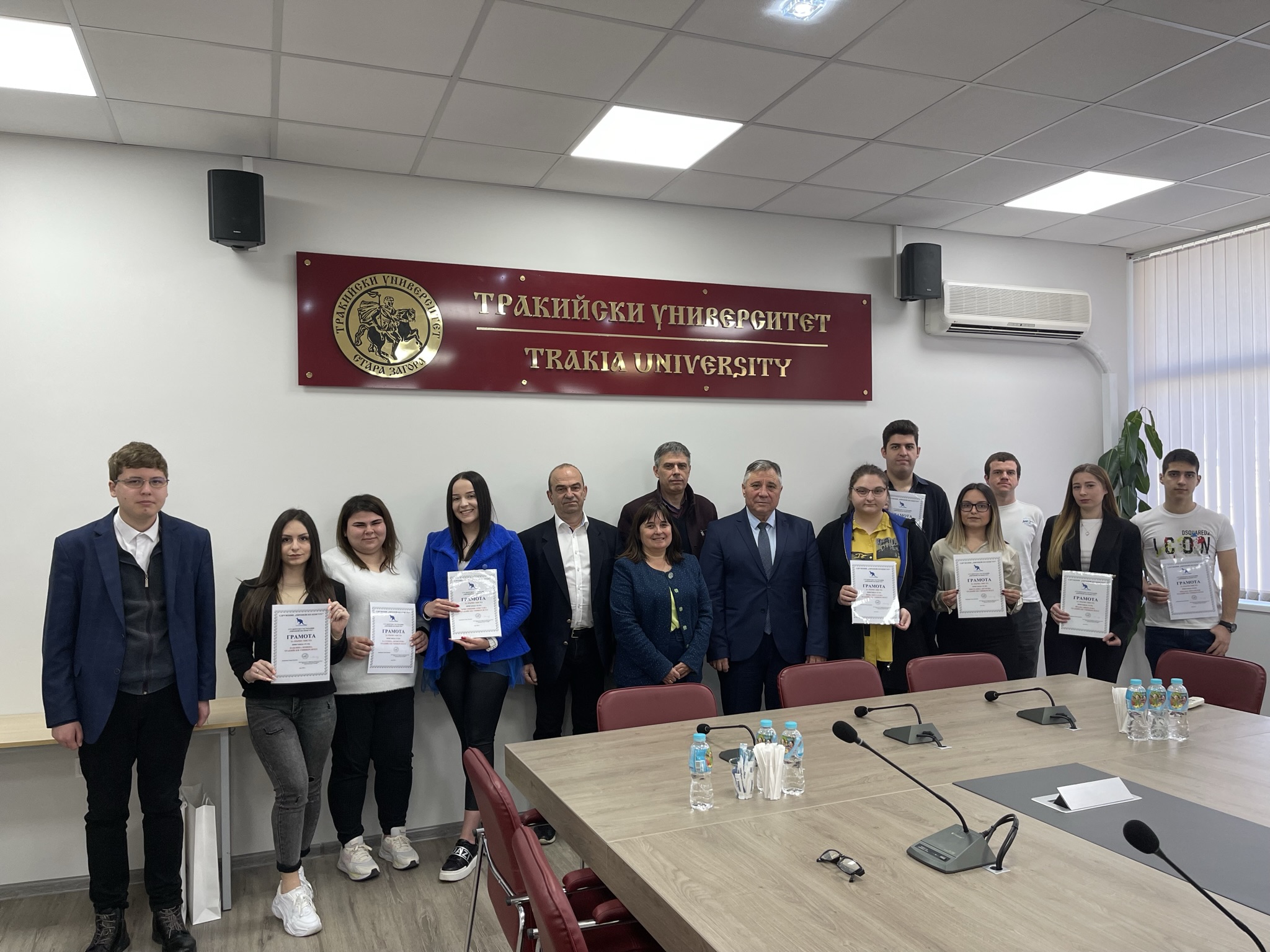 Възпитаници на ТрУ-първенци от състезанието „Европейско кенгуру“
