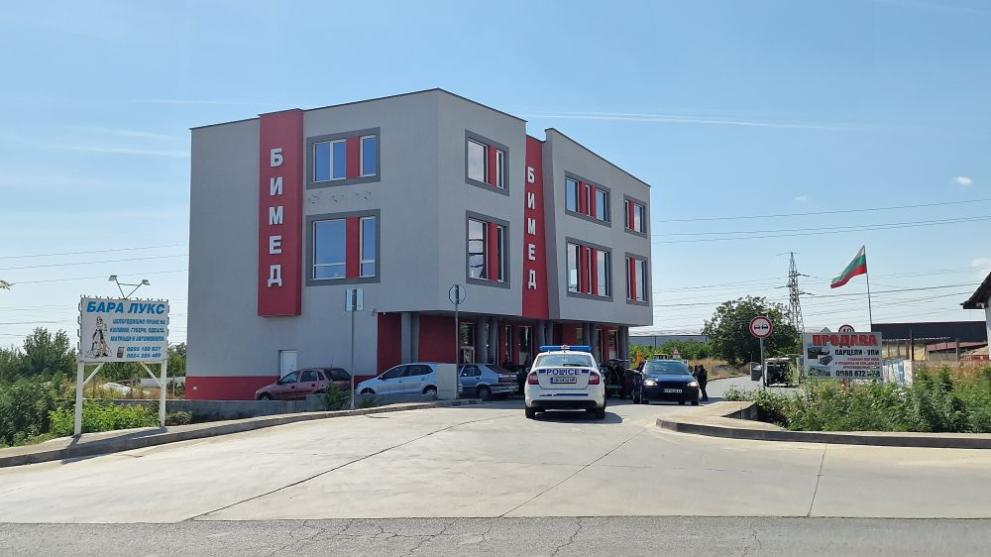 Въоръжен мъж се барикадира в Стара Загора, след като простреля двама души