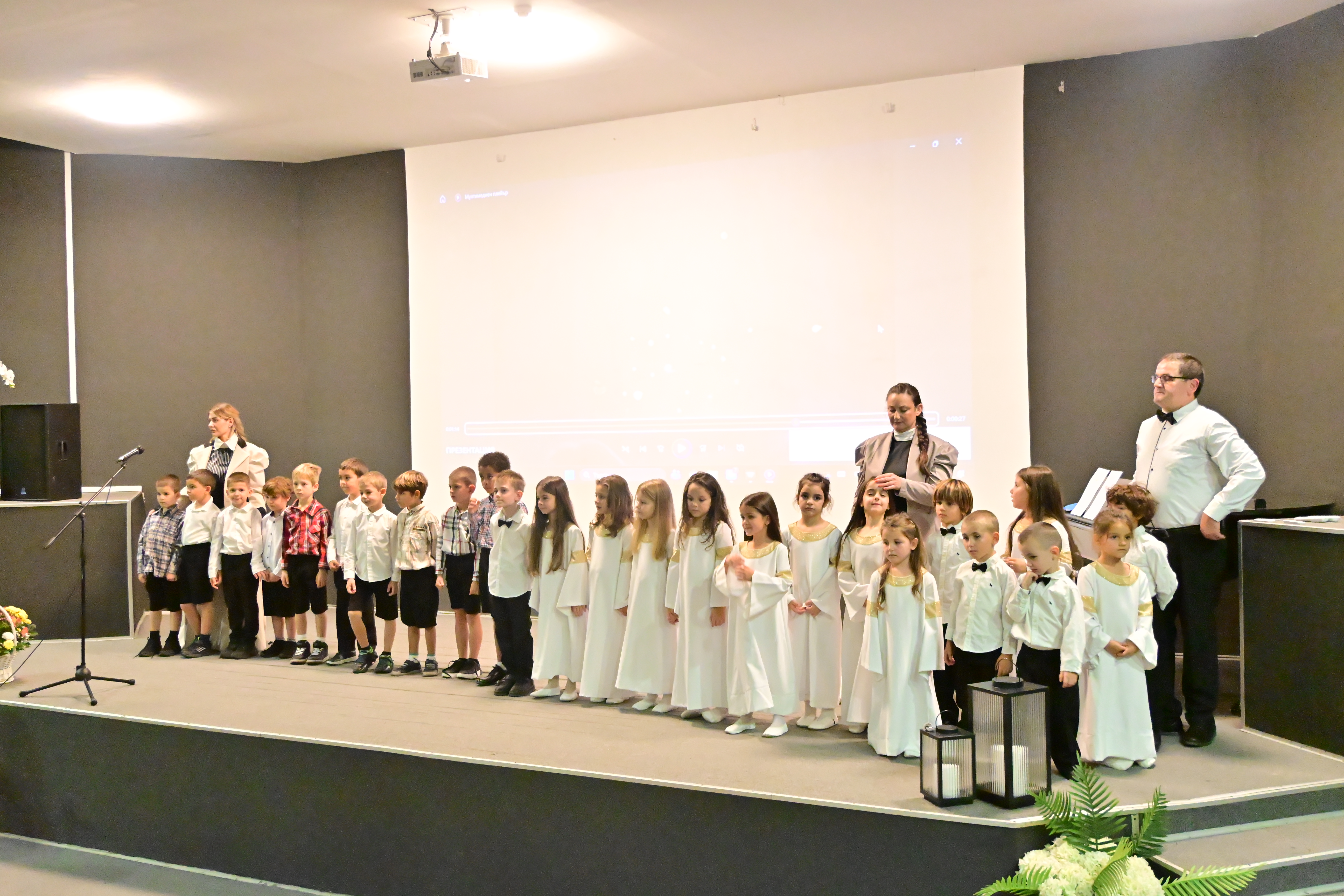 Децата от ДГ „Светлина“ в Стара Загора почетоха народните будители с празничен спектакъл