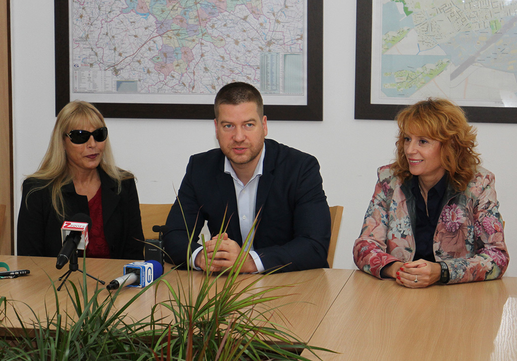 Кметът обеща маса за тренировки на състезателите по канадска борба от клуб „Августа“ в Стара Загора Кметът обеща маса за тренировки на състезателите по канадска борба от клуб „Августа“ в Стара Загора