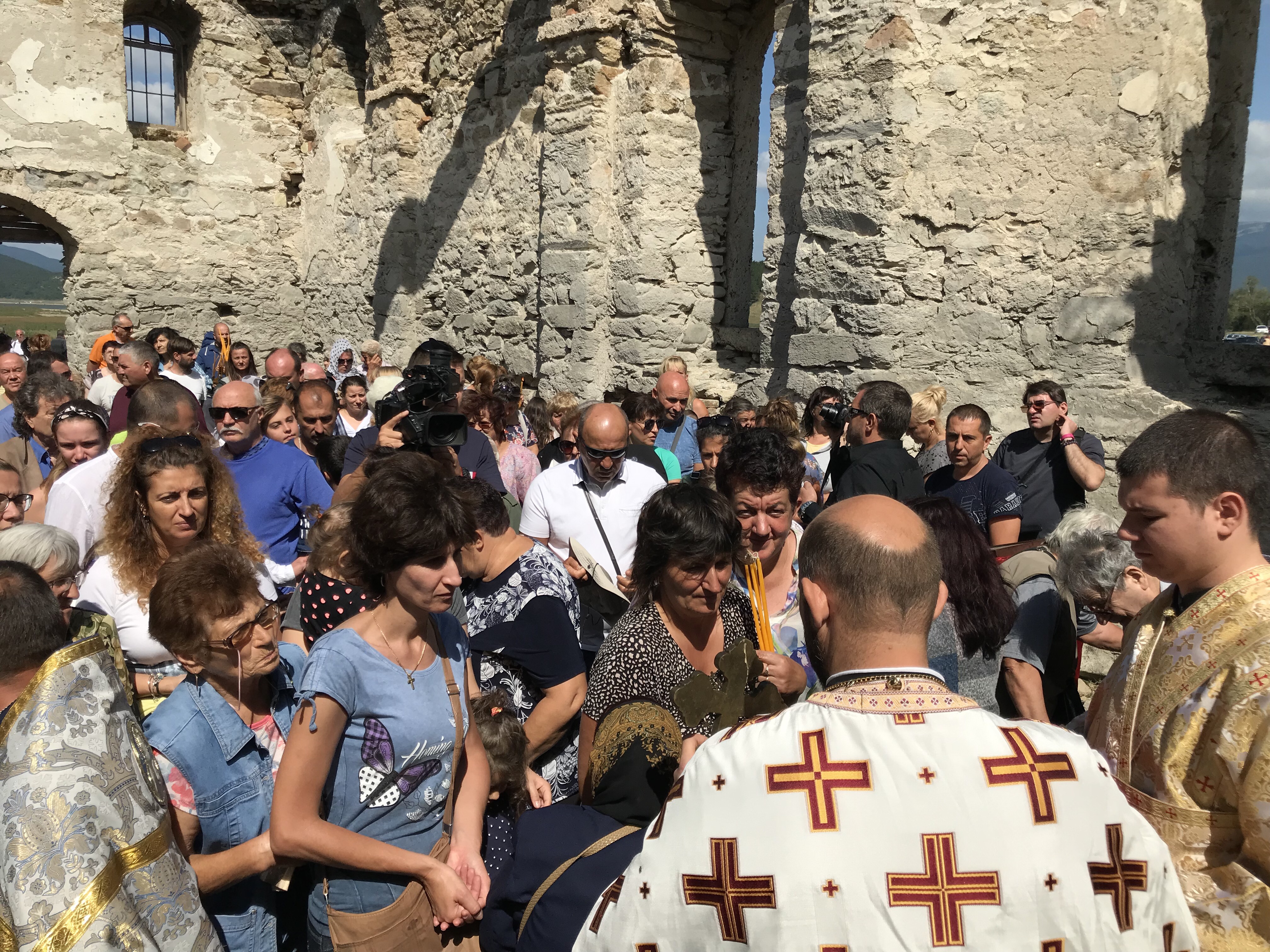 Божествена света литургия в потопена църква Божествена света литургия в потопена църква