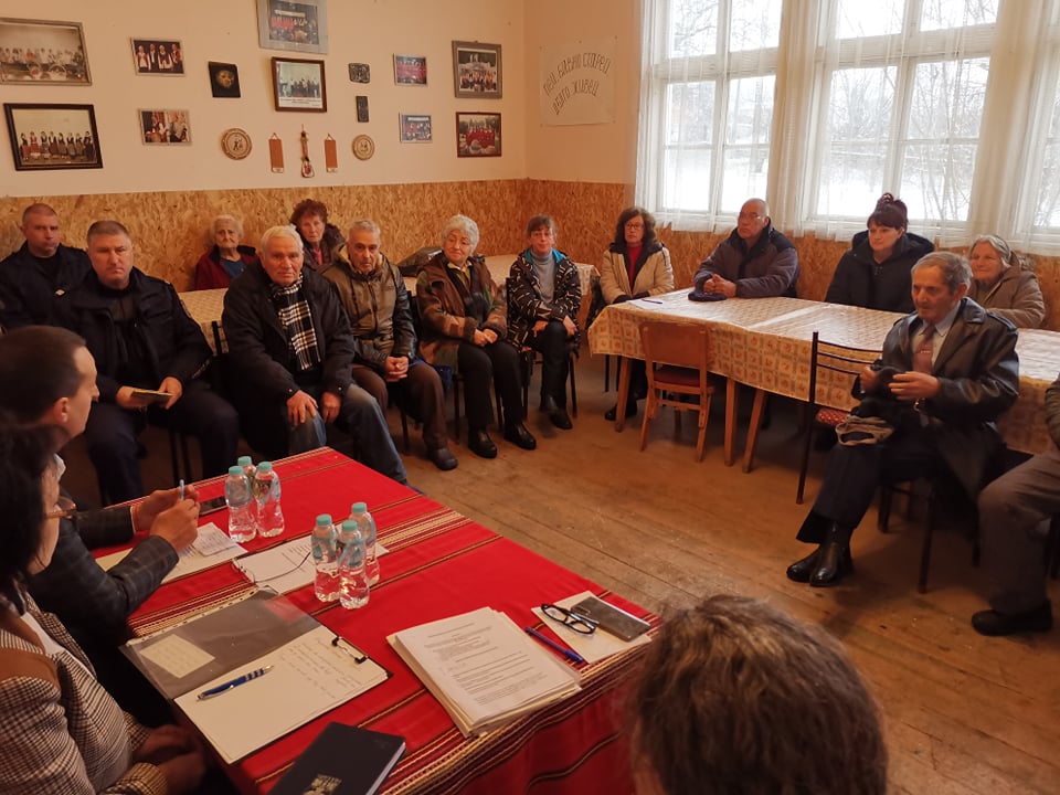 Кметът на Чирпан Ивайло Крачолов с поредица от срещи в селата на тема – програми за развитие Кметът на Чирпан Ивайло Крачолов с поредица от срещи в селата на тема – програми за развитие