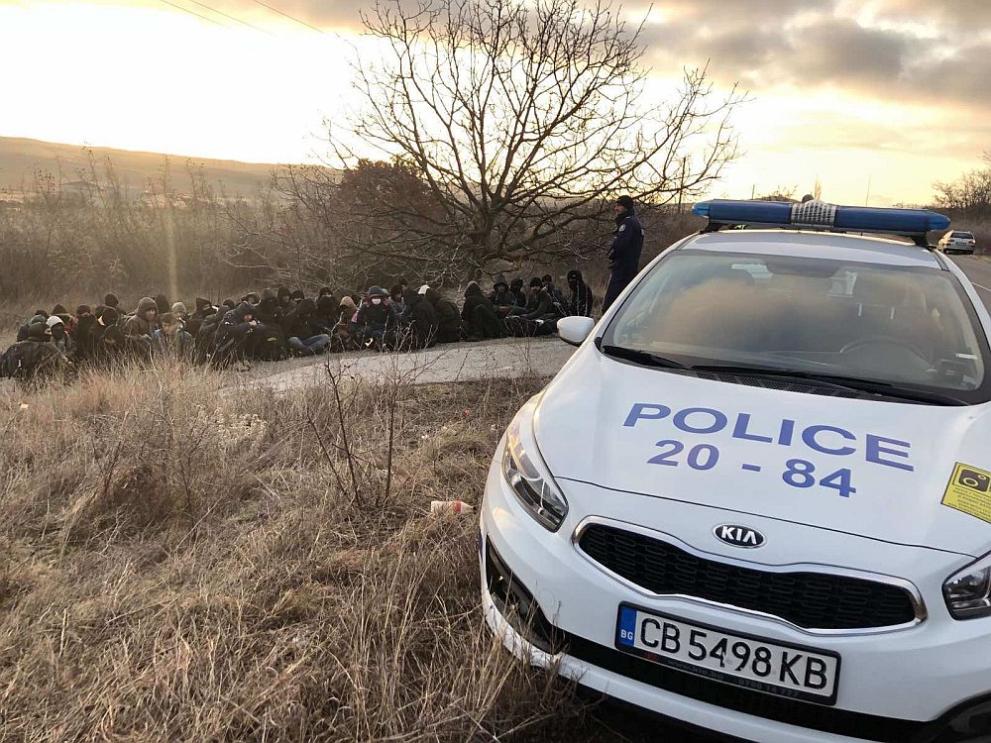 Заловиха голяма група мигранти край Нова Загора Заловиха голяма група мигранти край Нова Загора