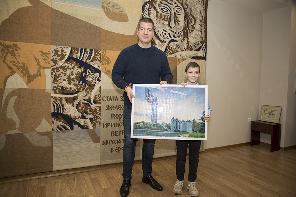 Пъзел, изобразяващ Мемориален комплекс „Бранителите на Стара Загора“ подари 9-годишният Румен на кмета Живко Тодоров