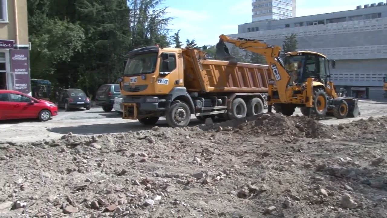 Изграждат временен паркинг в центъра на града Изграждат временен паркинг в центъра на града