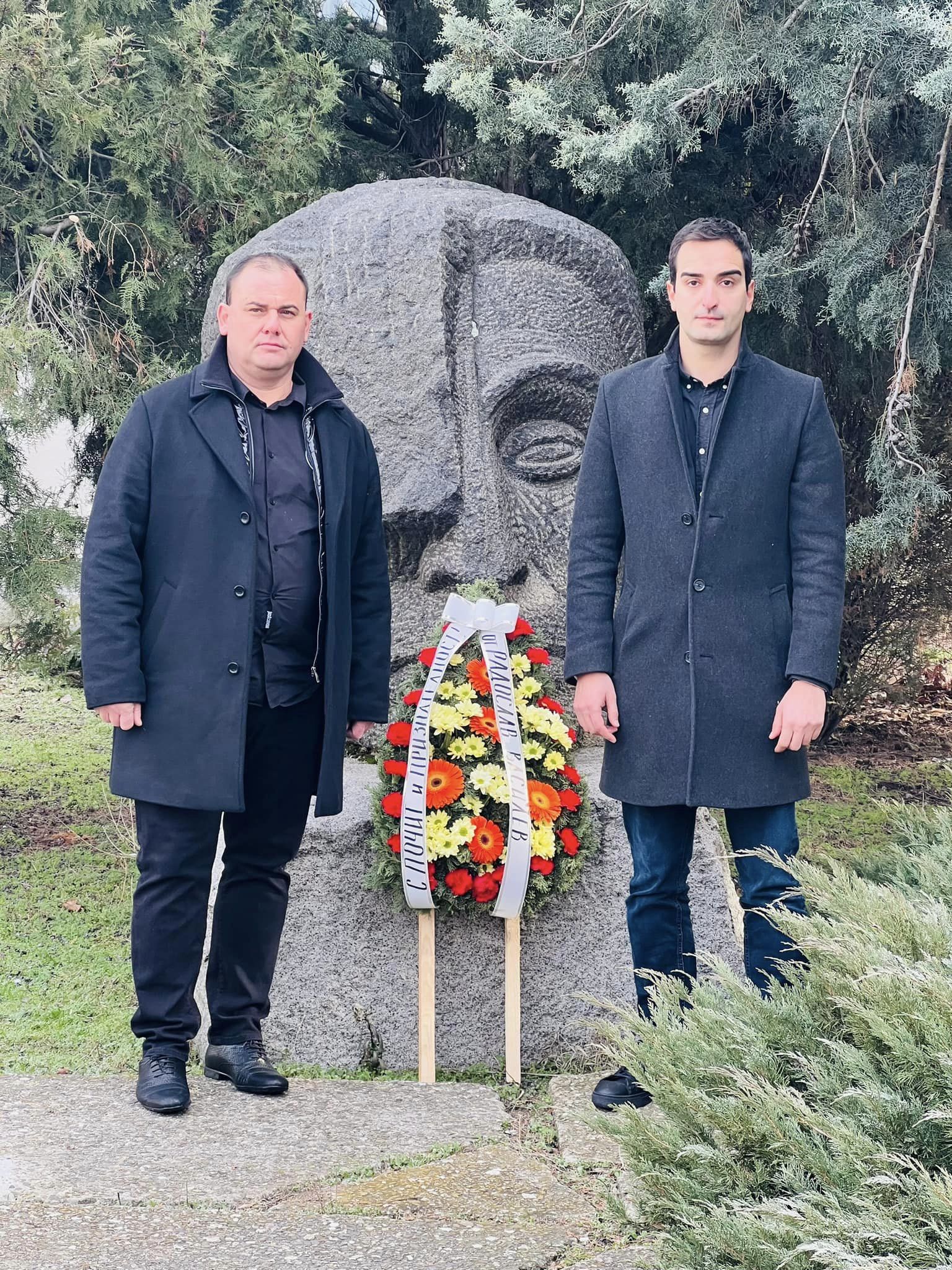 Венци и цветя в знак на почит по повод 129 години от рождението на Гео Милев Венци и цветя в знак на почит по повод 129 години от рождението на Гео Милев