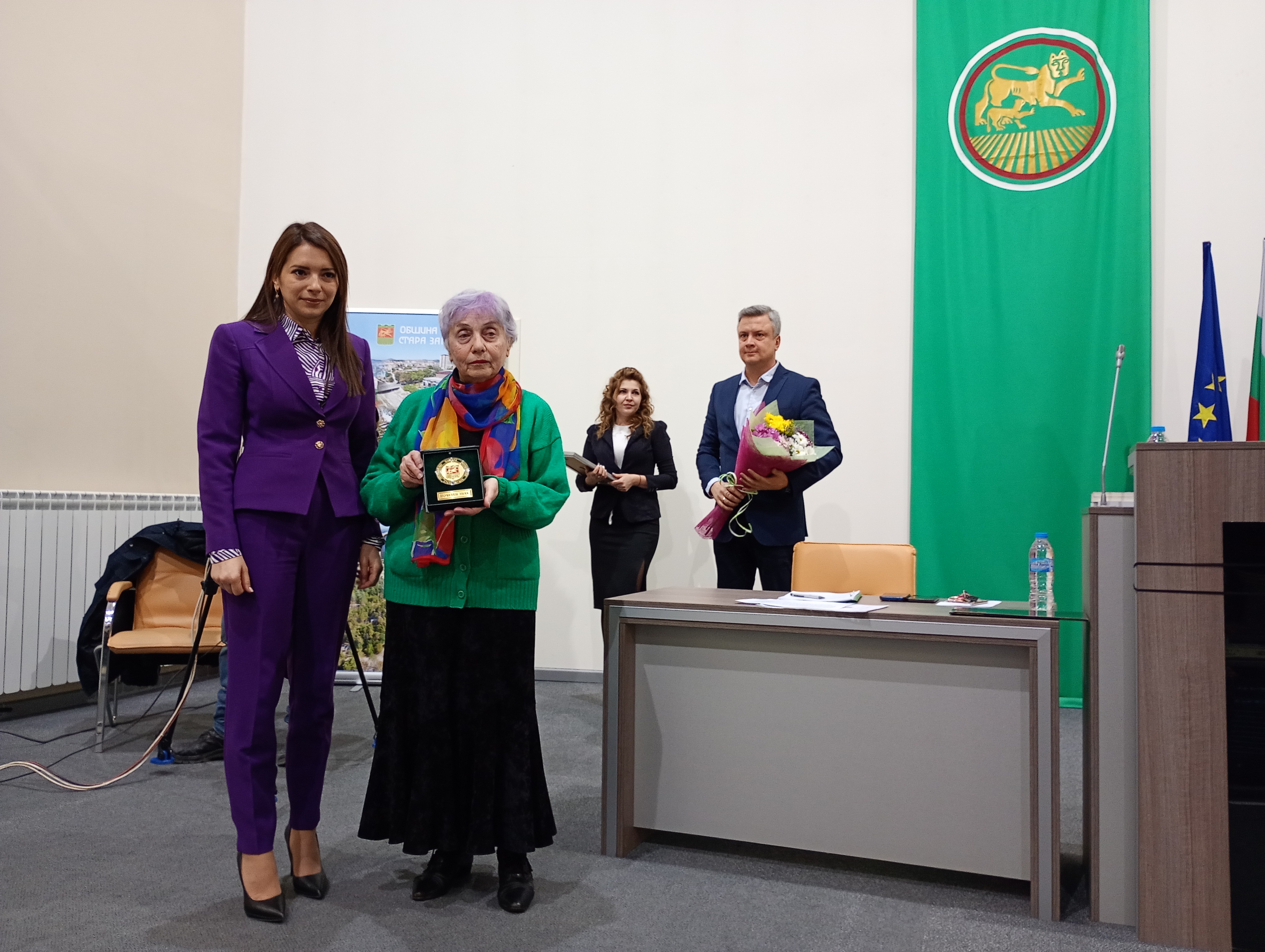 С тържествена церемония започна заседанието на Общинския съвет в Стара Загора С тържествена церемония започна заседанието на Общинския съвет в Стара Загора